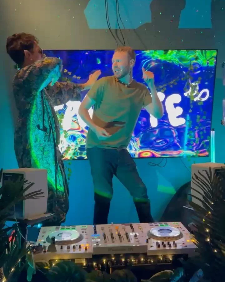 Incredible opener by @palette.sf @decibel._ @chriddyp @brennamorgan 🥳🎨💚

📸 @jonileetun ❤️&zwj;🔥 @nazlebeurre @liisalaukkanen