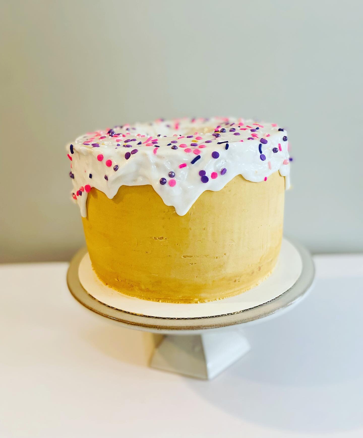 Donut ever give up!
Strawberry donut cake with vanilla buttercream and royal icing.
.
.
.
.
.
.
.
.
#donutcake #donutcakes #sprinklecake #cake #cakecakecake #cakeoftheday #cakesofinstagram #caketrends #cakedesign #cakeideas #cakeinspiration #cakeinsp