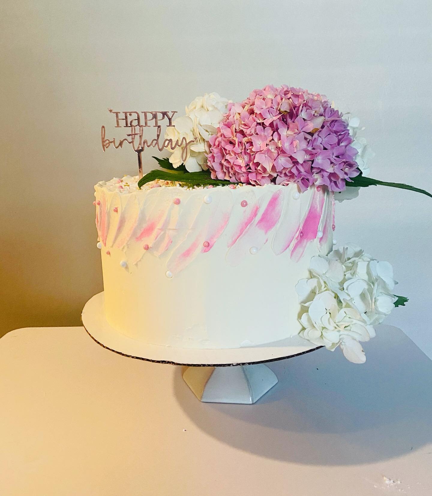 Simply elegant.
.
.
.
.
.
.
.
#cake #cakes #cakecakecake #cakeoftheday #cakedecorating #caketrends #cakeideas #cakeinspiration #cakeinspo #cakedesign #cakewithflowers #flowercake #birthdaycake #birthdaycakes #franklincakes #nashvillescakes #nashville