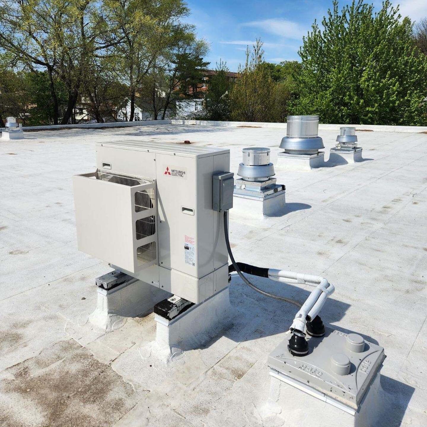 🚨 New Project 🚨 We recently installed a replacement @mitsubishihvac split system at Daniel C. Beard Elementary School, @chipubschools. This newly installed unit is for the IT room, which is a critical part of their operation. The school opted for a