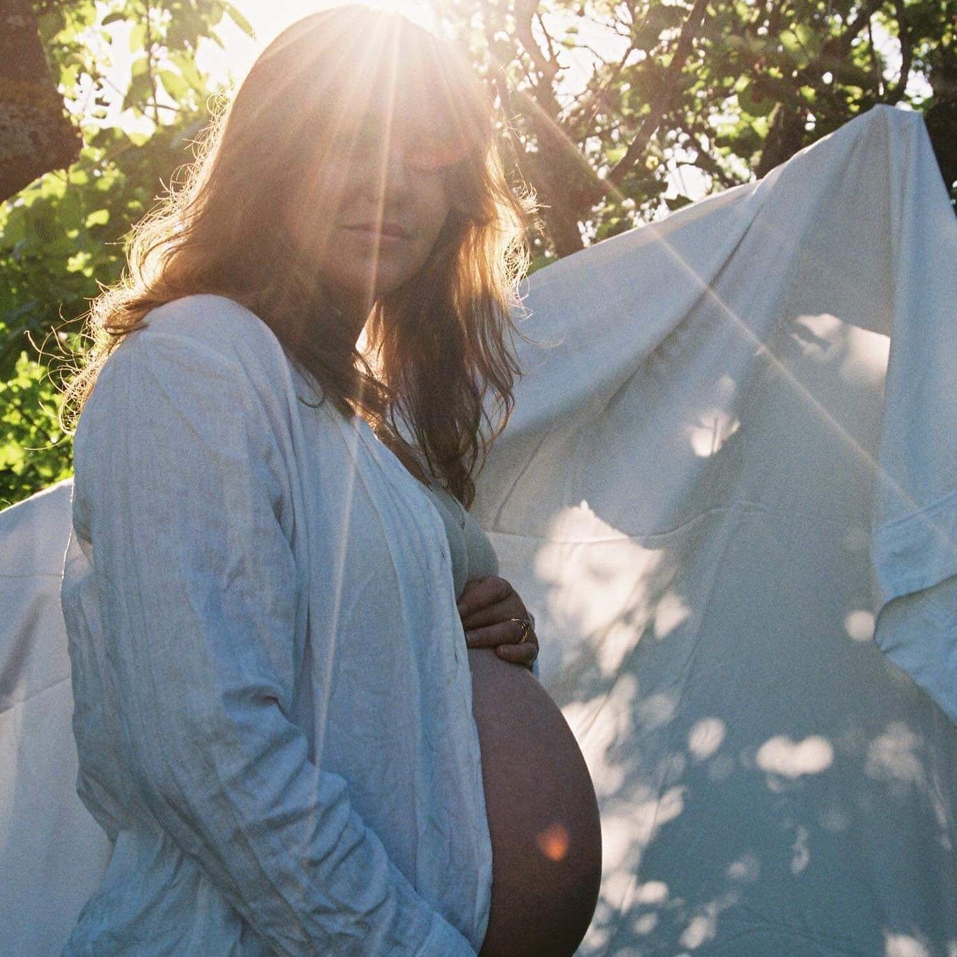 so grateful for this community of bad ass mamas. i also am so grateful you've allowed me to share your beautiful images on this platform. bumps, bellies, boobs, birth, body, babies and beyond 🦹🏼&zwj;♀️🦸🏻&zwj;♀️

@ciarakristina 📷 @_dirtfloral