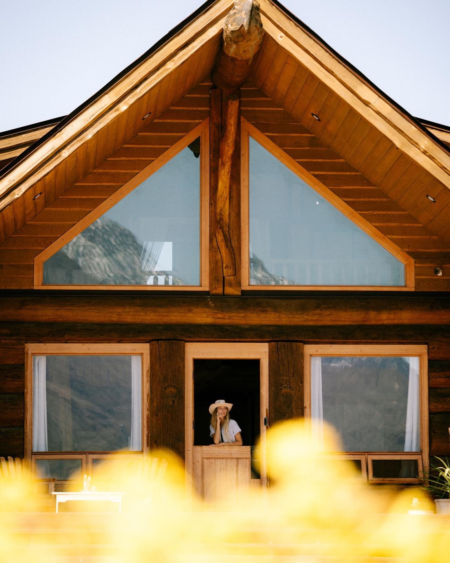 What's better than a cozy, secluded log cabin? Just add a superbloom, a cedar hot tub, and a breathtaking view of San Jacinto mountain right out the front door. ⁠
⁠
Use the link in our bio to start planning your trip to Whitewater Cabin. ⁠

📸: @teag