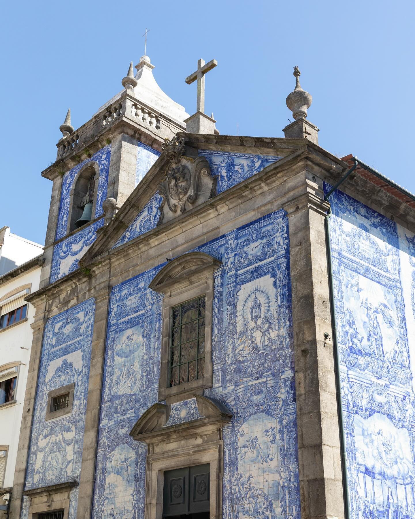 There&rsquo;s nothing quite like the blues of Portugal. I woke up today wishing I could transport myself to Lisbon, for an afternoon of wandering the streets, photographing the beautiful tiled buildings, and indulging in a three hour lunch with frien