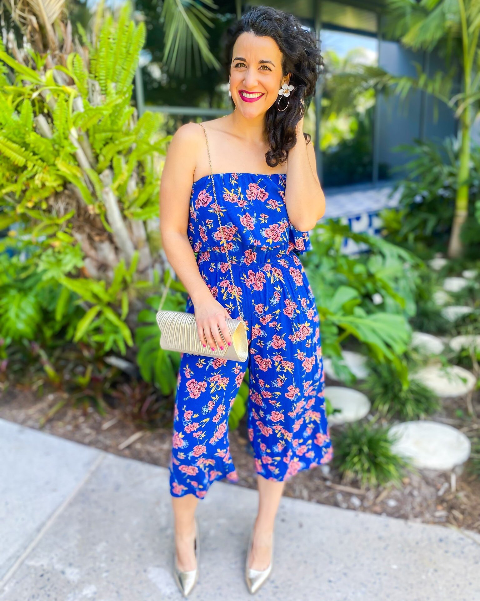 This month, my @nonahoodnews  Style Column is all about helping you pack smarter! 

✌️One of my favorite ways is to avoid those extra suitcase lbs. is to wear what you pack in different ways. Here's s my go-to summer jumpsuit styled up for a night ou