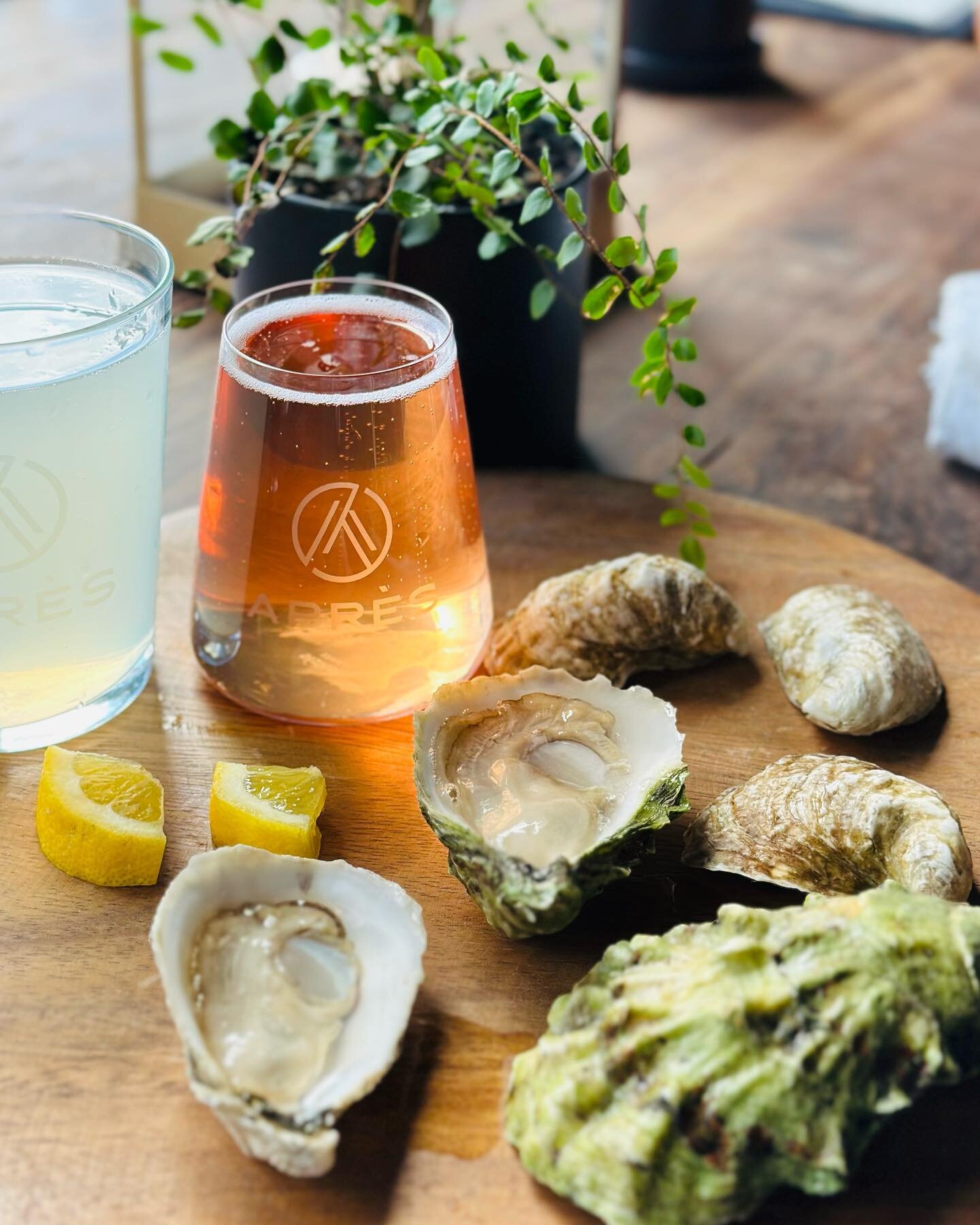 Bubbles, brine and sunshine! ☀️💃🫧🦪💫 
Come thru to one of our favorite spots @apresdrinks 4-8pm today, shuckin the brine-rerific and beautiful @emilysoysters @empressoysters 🫶

#portland #maine #oyster #shuckin #events #come #thru #chill #bubbles