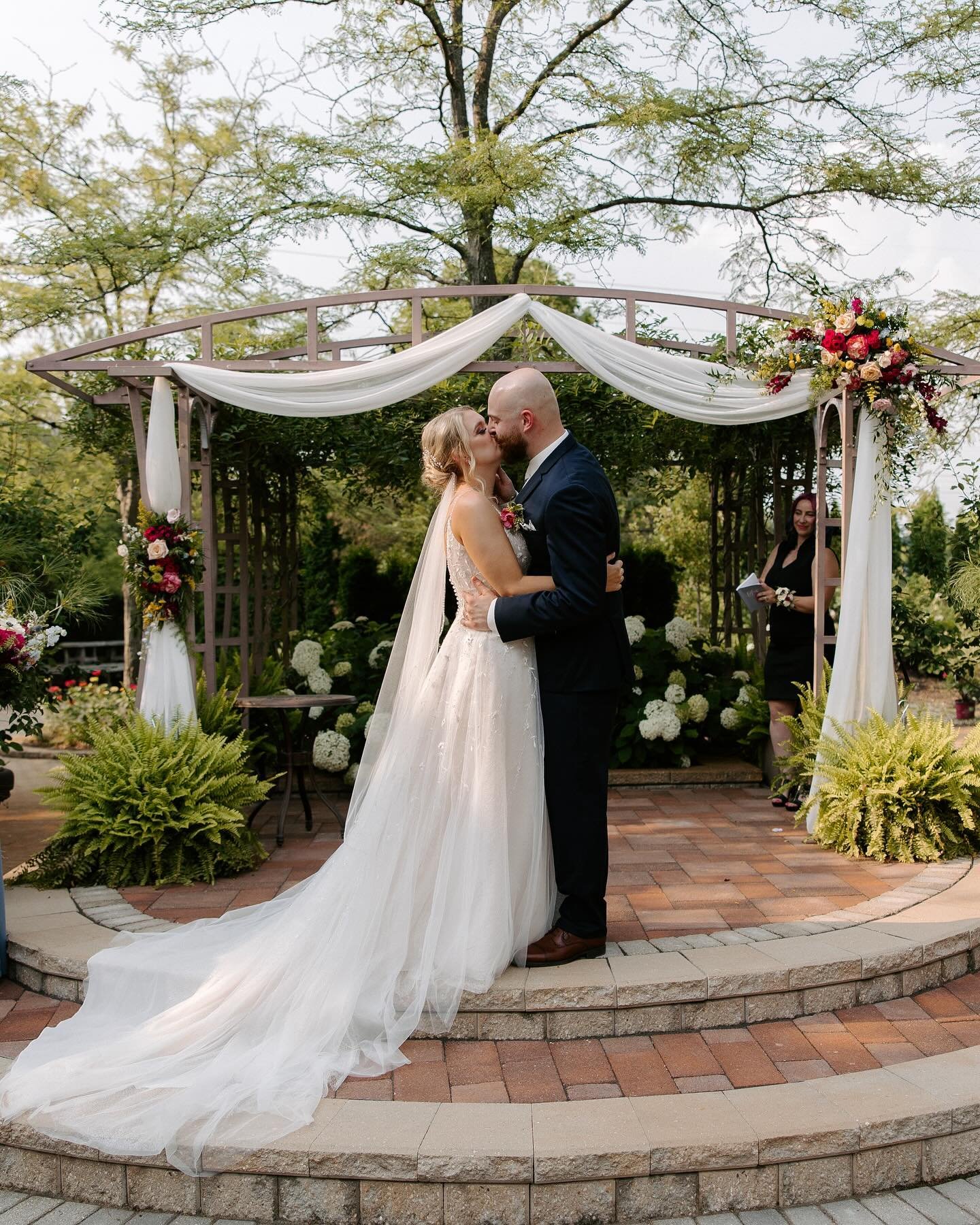 Wildflower bouquet of my dreamssss, and in the most perfect garden setting. 

There was not a dry eye in the house during their vows (me included🥲). Alli + Keith had known each other since high school and had one of the cutest love stories I&rsquo;v