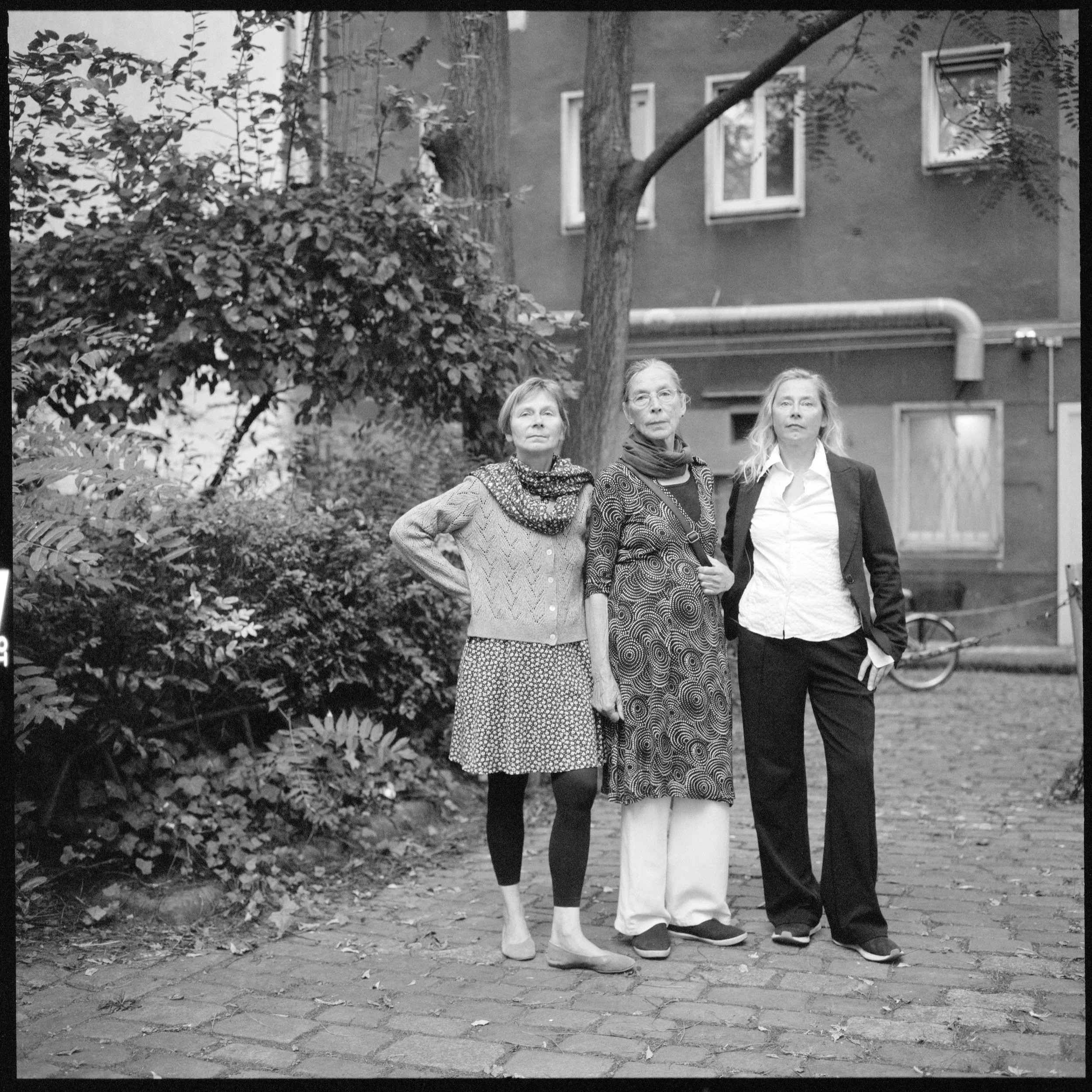 Bettina,Siegrun und Karoline Bofinger, Berlin Schönauer Allee, 2025, DIE UREINWOHNER 
