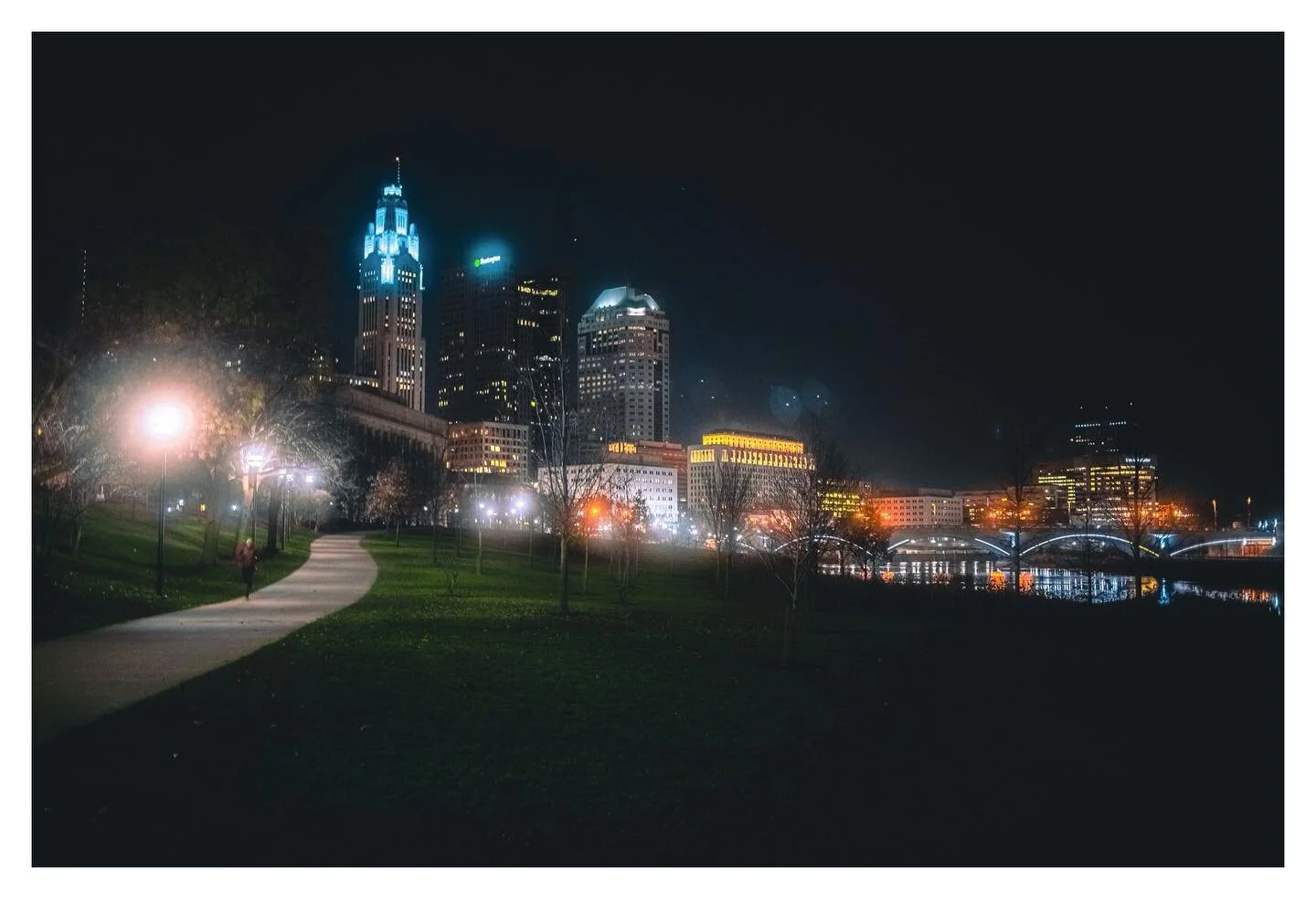 Shot of the city from a evening stroll the other night. Love the composition, but quality took a bit hit from being shot handheld. Good enough for the gram but hoping to give this another go at some point.