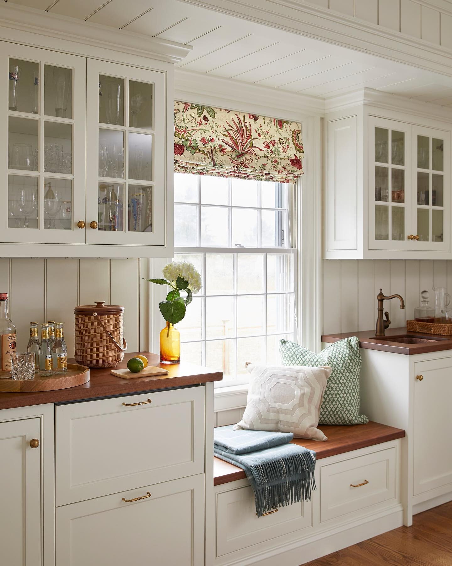 Timeless built ins with a window seat and view 
Photographed for Architectural Designer, Kristin Burkhart 
Styled by Karin Lidbeck @kristinburkhart_ @karinlidbeck @lizdaly_photographer

#builtin #customcabinetry #newenglandhome #interiorstyling #inte