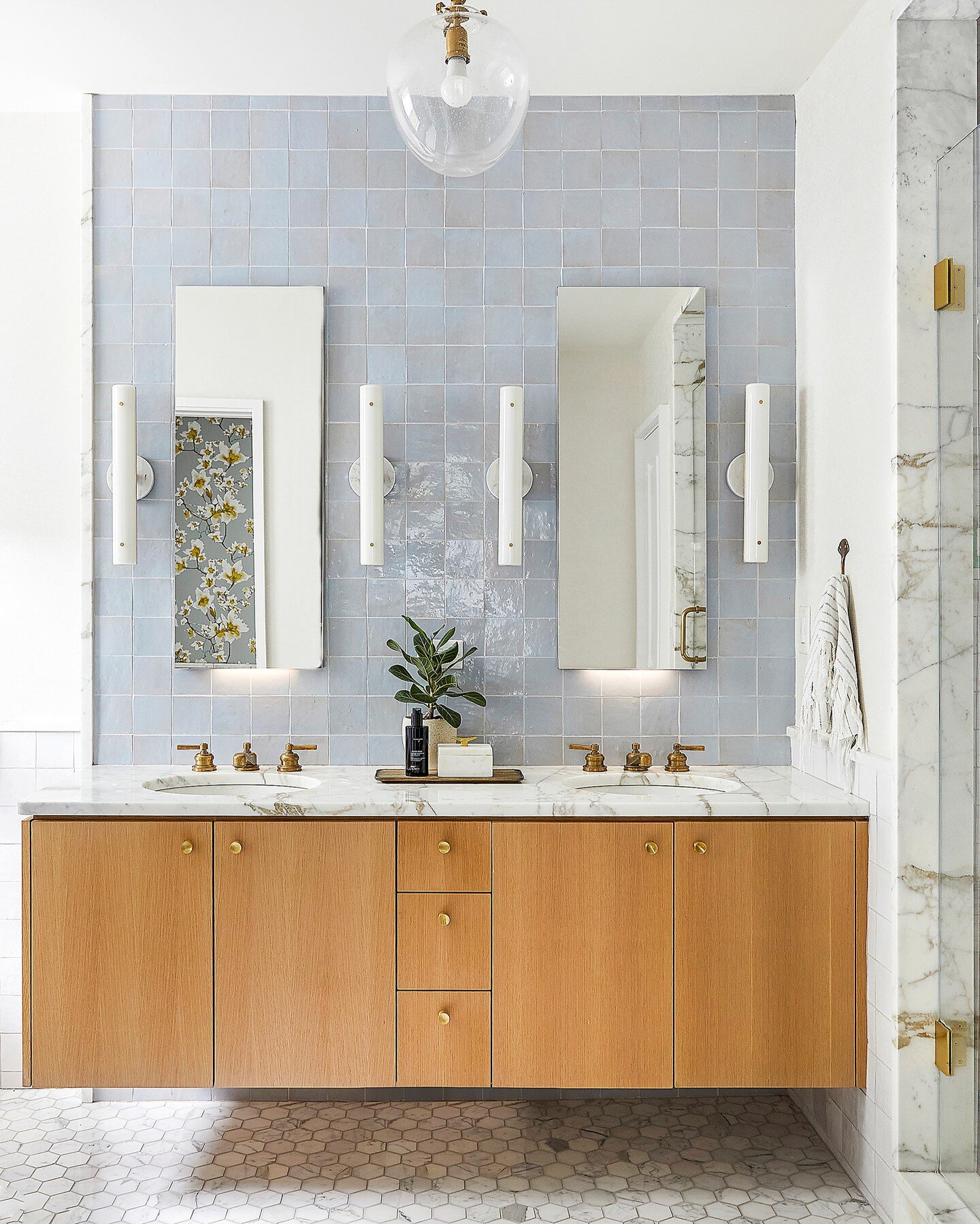 Love the simplicity and soft color palette of this primary bathroom, photographed for Interior Designer @abbeyfloresdesign and Architect Bruce Miller