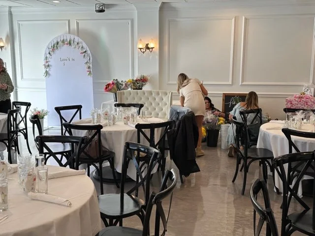  Riverside Room  Features a glossy hardwood floor, classy wainscoting walls and a gorgeous corner wood bar for your event.    You can host 54 guests for a sit down dinner or 70 for a cocktail style event. 