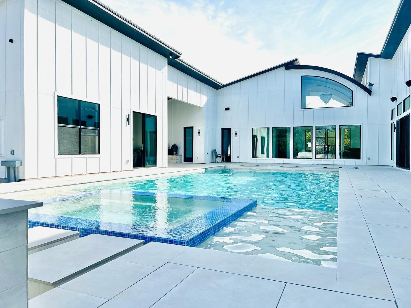 This project was so fun!  The client wanted white on white, with some more white, but opted for a pop of color on the spa. @belgardoutdoorliving porcelain pavers were the perfect solution! 

@gowithsignature 
#CustomPoolsandSpas
#CentralTexasCustomPo