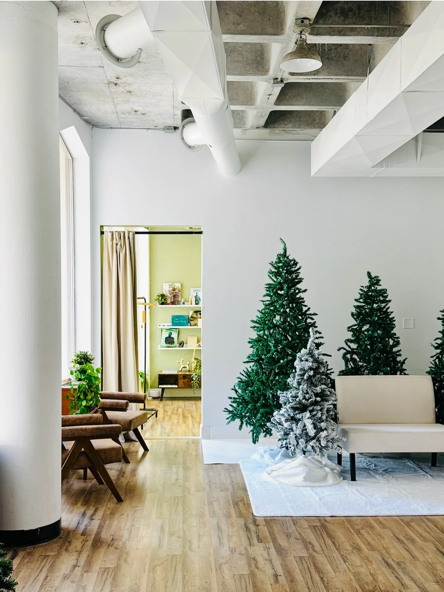 🌲Christmas Sets Are Back at Masterpeace.
Every booking this season includes access to four distinct holiday sets. No add-ons, no extra fees.

📸 Photographers&mdash;planning holiday minis?
Book 6 hours or more and get a volume discount this season.
