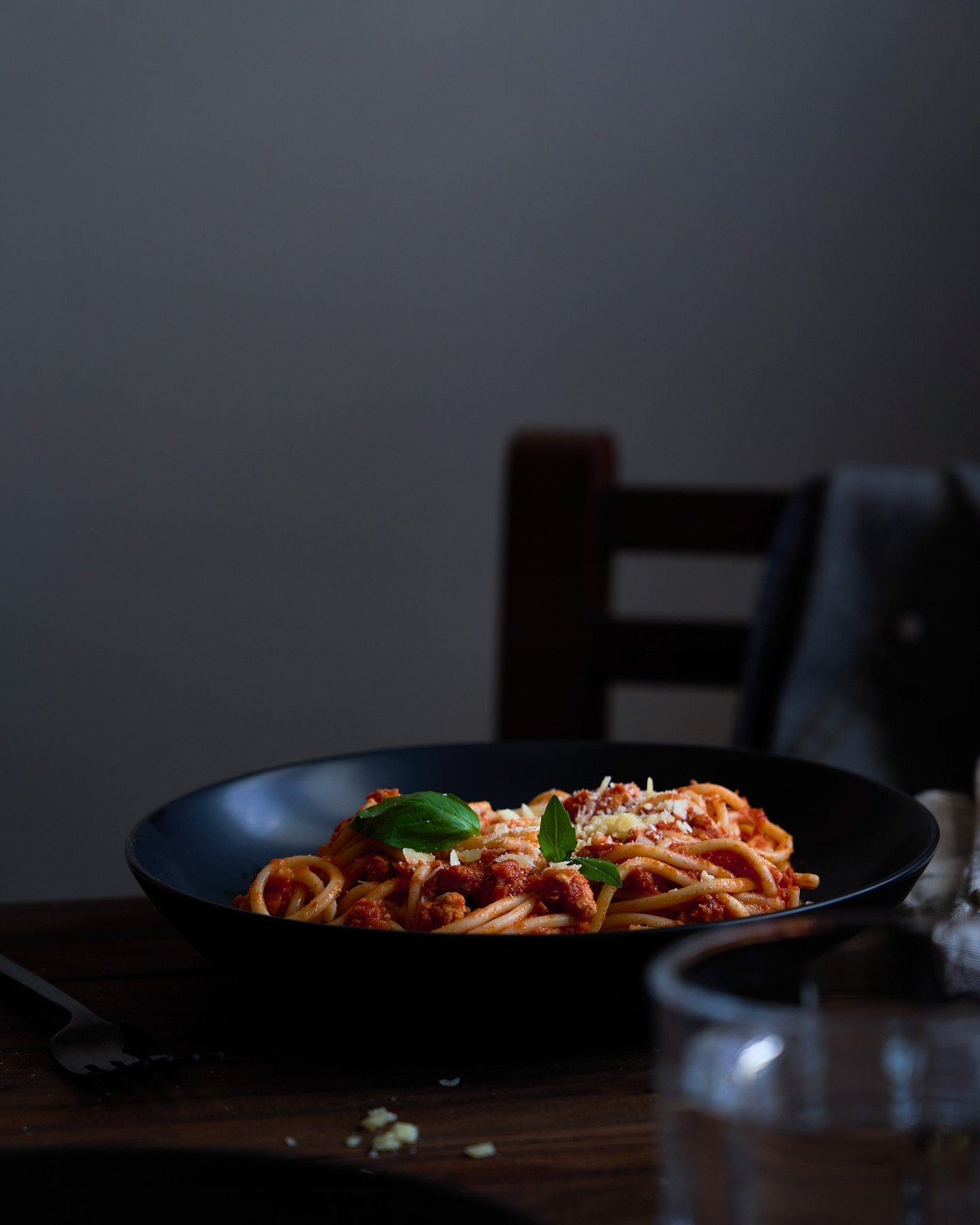 Spaghetti is always the answer on a rainy evening 🍝 
.
.
#comfortfood #homemadecooking #foodstyling #cozyfood #darkandmoodyfoodphotography #foodphotography #chennaifoodie #chennaifoodphotographer #chennaiphotographer #stilllife_perfection #stilllife
