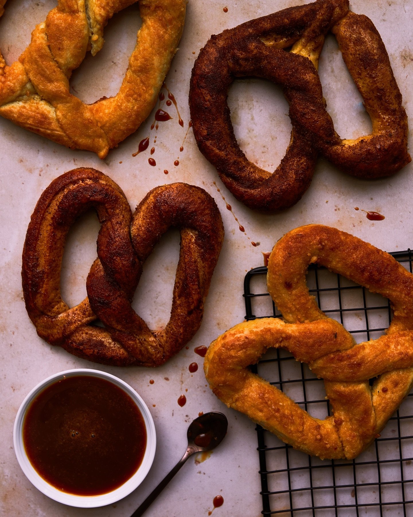 Pretzels &amp; salted caramel are always a good idea! 🥨 
Day 2 of the Brown Challenge by @foodartproject - Theme 2 Inspired by @bealubas . 
#foodartbeaproject 
#foodartbeaproject 
@foodartproject @bealubas 
@fondosparafotografos 
@thesouthasiankitch