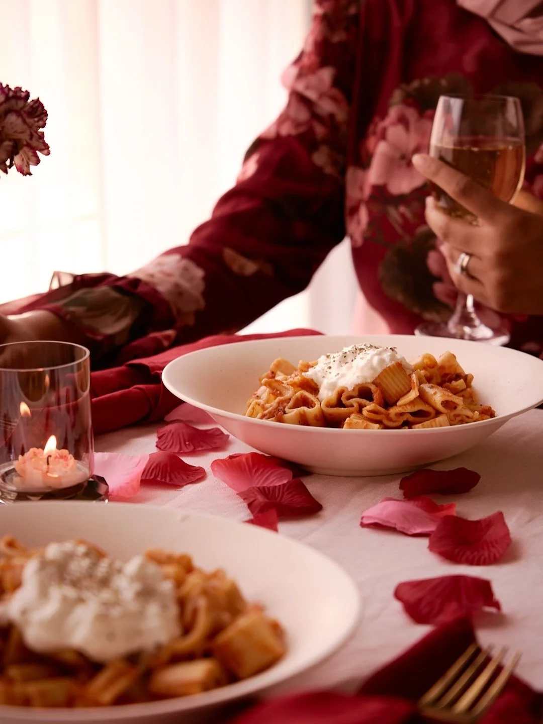 Heart shaped pasta for a dinner date ❤️ Have you seen this heart shaped pasta from @barillame ? It is perfect for a Valentines dinner 🍽️ Swipe to see the table come together for a date night at home ❤️
.
#dubaifoodbloggers #dubaifoodphotographer #ca