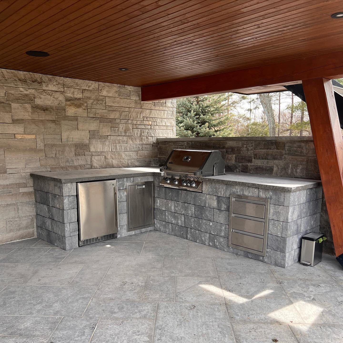First hardscape job of the year complete! 

This outdoor kitchen and fire pit looks great with the Permacon Veneer and Banas stone countertop. Very excited for more projects like this!
