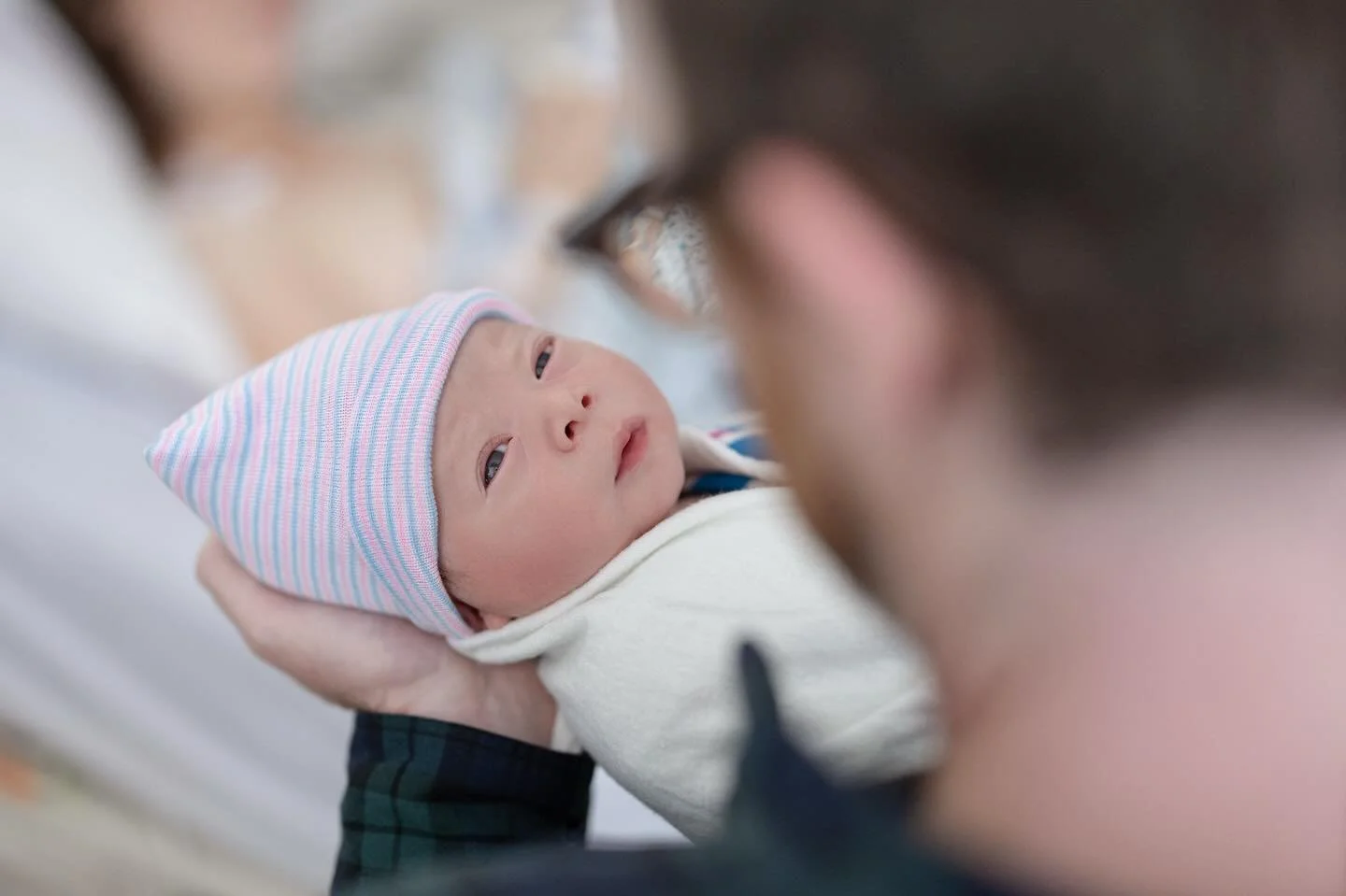 Tenderly held in caring hands, the newborn rests safe and protected. Every touch, every gentle moment reminds us of the quiet heroes who support new life and nurture both baby and family from the very first breath 🤍✨

#maternityphotographernyc #mate