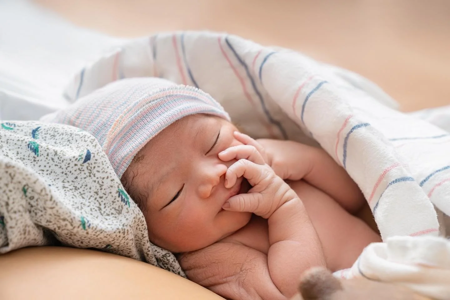 Some moments are fleeting yet unforgettable 🌿💫 From tiny yawns to little fingers curling around yours, every detail tells a story. Our doulas and photographers create a calm, supportive space while capturing these first days. Secure your spot for b
