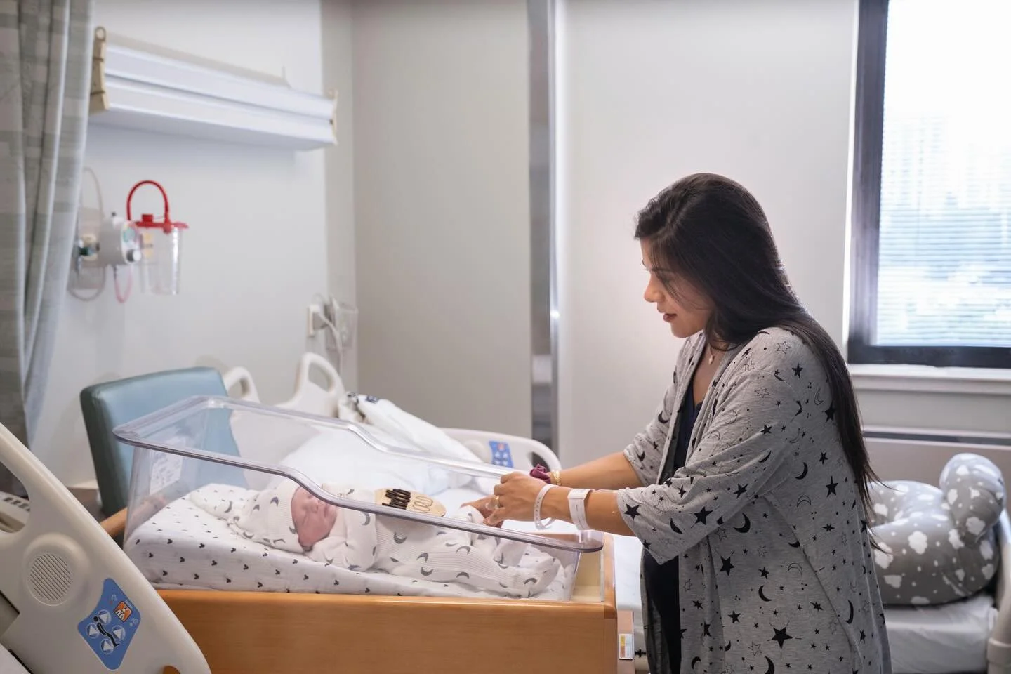 🌸✨ Experienced doulas by your side make all the difference - helping parents feel calm, confident, and fully present. Our photographers capture these tender first moments, preserving the love and connection of your family forever. Birth and newborn 