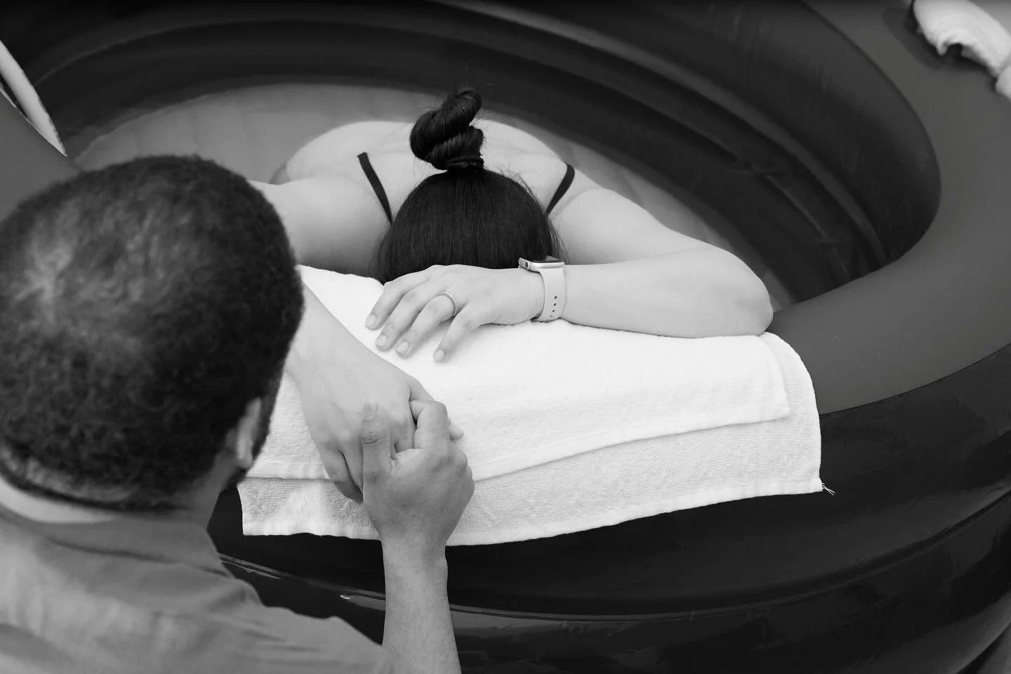 Water births are a powerful, transformative experience 🌊💛 Choosing the right place and having experienced doulas by your side ensures safety, comfort, and confidence. Our photographers capture these deeply personal first moments, preserving the mag