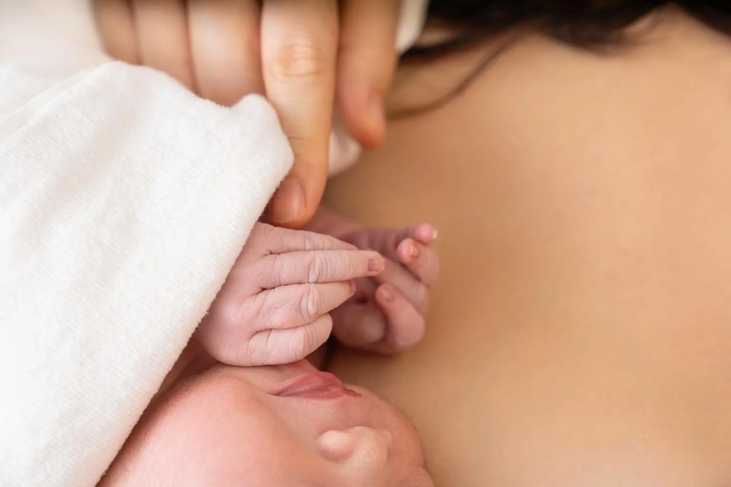 These first touches are fleeting, yet carry a lifetime of emotion. 🤍✨ Capturing them lets you hold onto the tenderness, trust, and bond shared between parent and child. With thoughtful support and an eye for these small, precious details, families o