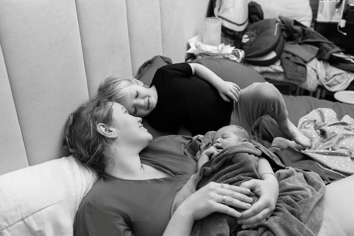 There&rsquo;s nothing quite like the happiness of a mother with her children and newborn, sharing laughter on a cozy bed. These moments are fleeting, but with our sessions, they&rsquo;re captured forever.
Book your family &amp; newborn session for 20