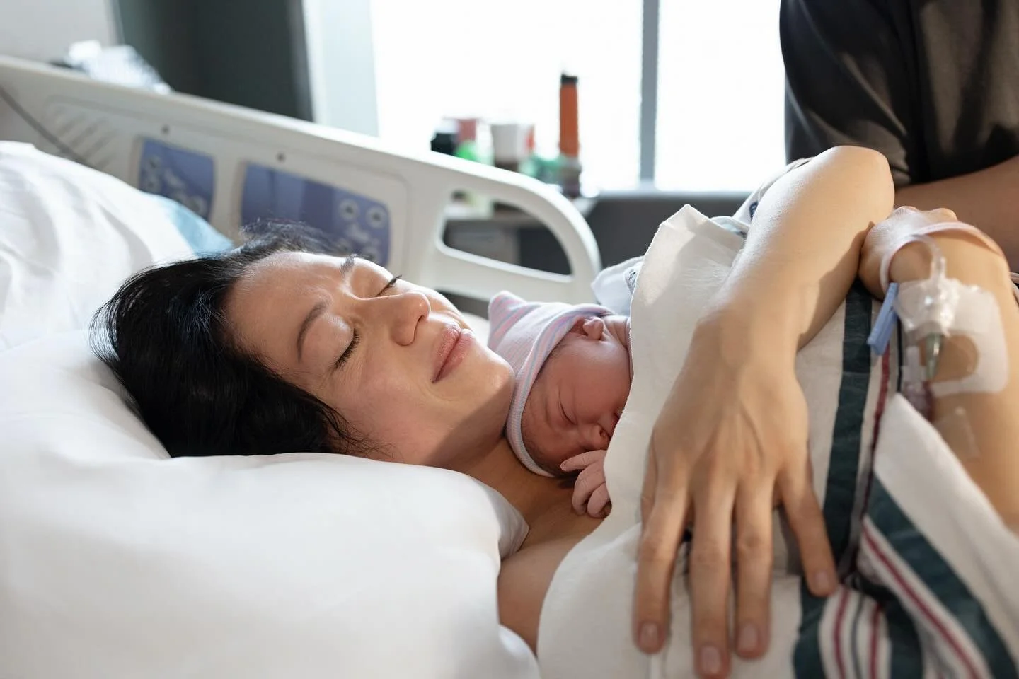 The very first hugs between mother and child are full of magic, tenderness, and connection. We document these fleeting, precious moments for you to remember and treasure.
Newborn and maternity sessions for 2025/2026 are now available — reserve