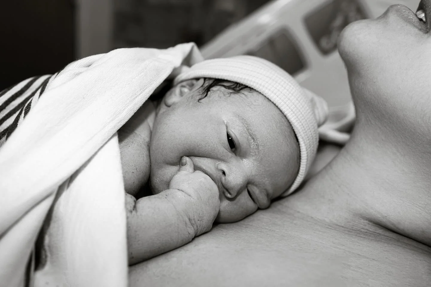 The first minutes in a mother’s arms are full of tenderness, connection, and wonder. With the guidance of experienced doulas and care in a well-equipped hospital, families can fully embrace these moments with confidence. Our exclusive photograp