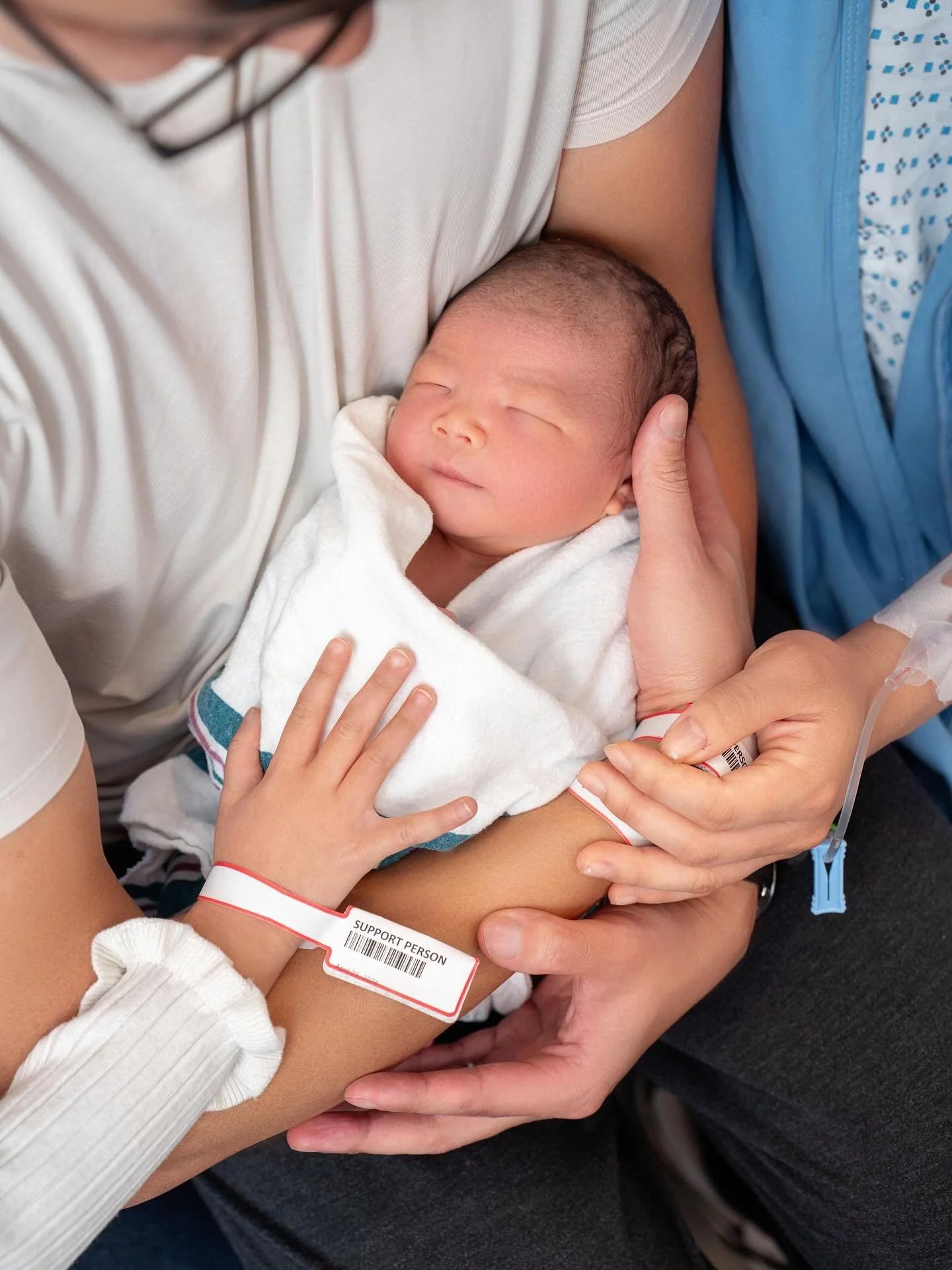 The first moments of life are full of love, reassurance, and connection. With the guidance of an experienced doula, alongside the support of parents, families can feel confident and fully present as they welcome their newborn. Our exclusive photograp