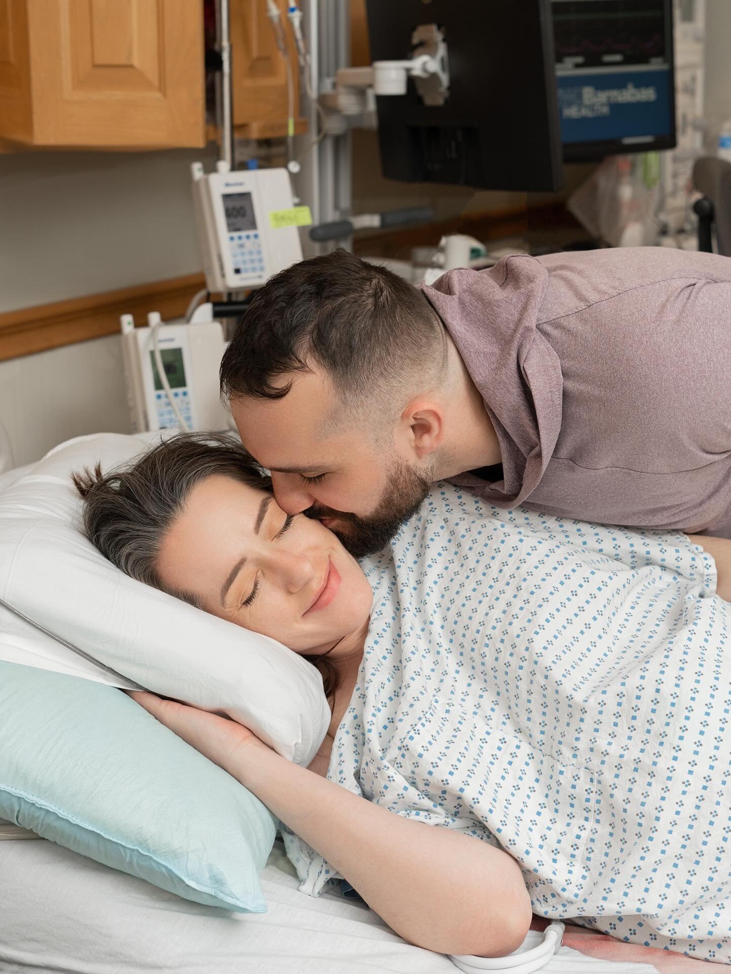 In the quiet anticipation before birth, every touch and glance carries love and reassurance. With the guidance of an experienced doula and the unwavering support of a partner, mothers can feel safe, empowered, and fully present for the arrival of the