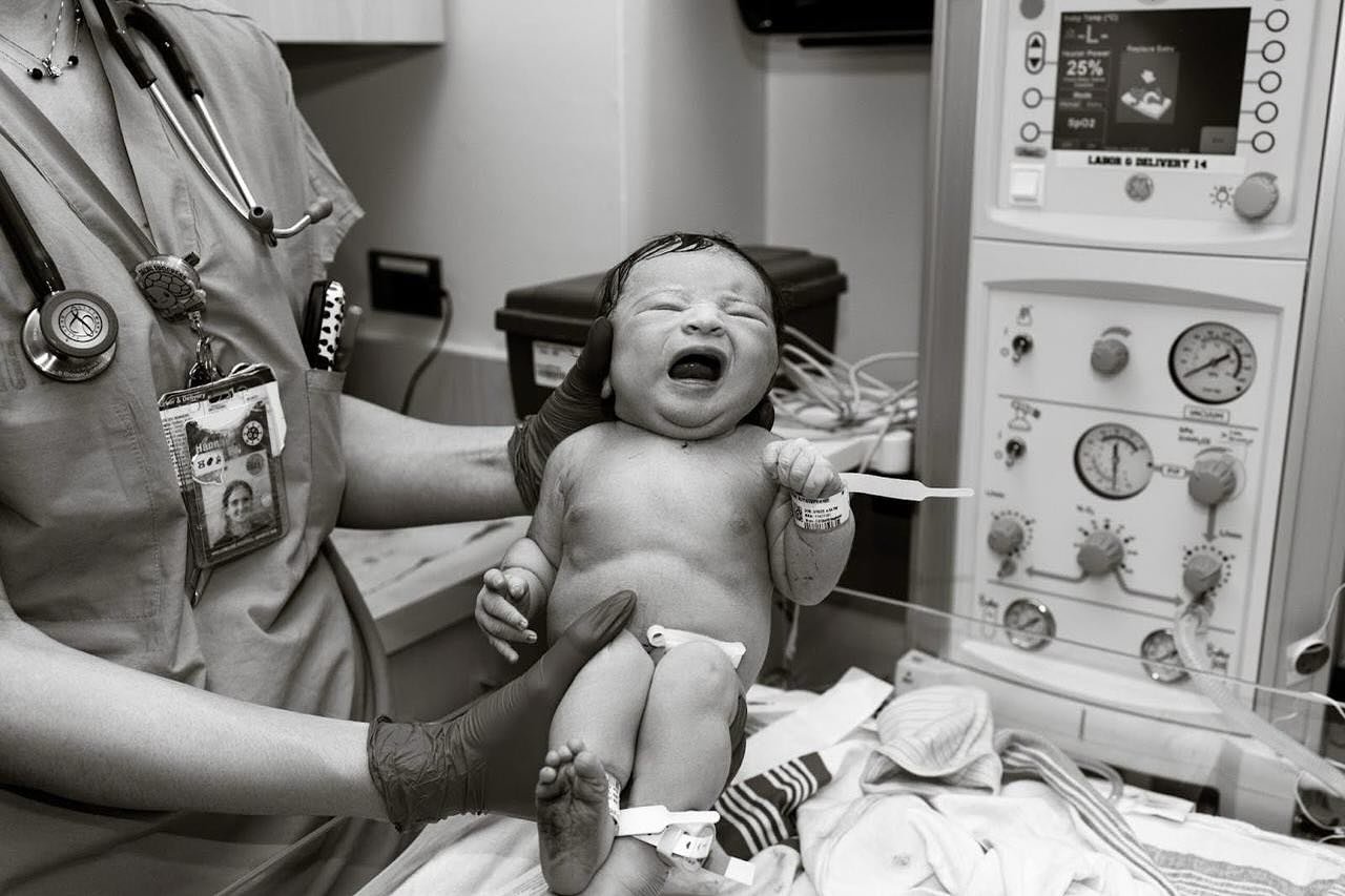 We photograph the very first moments of your baby&rsquo;s life. 🌿
Birth goes by so fast &mdash; you&rsquo;ll miss so many of the little details if no one is capturing them. With support from doulas and hospital staff, we make sure the experience is 