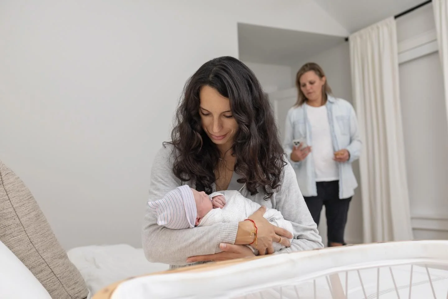 You&rsquo;re so deep in the experience that you miss moments. Let someone capture them for you.🌿

Mom holding her newborn &mdash; we capture these first precious minutes quietly and naturally, so you&rsquo;ll remember them forever.

DM us to book yo
