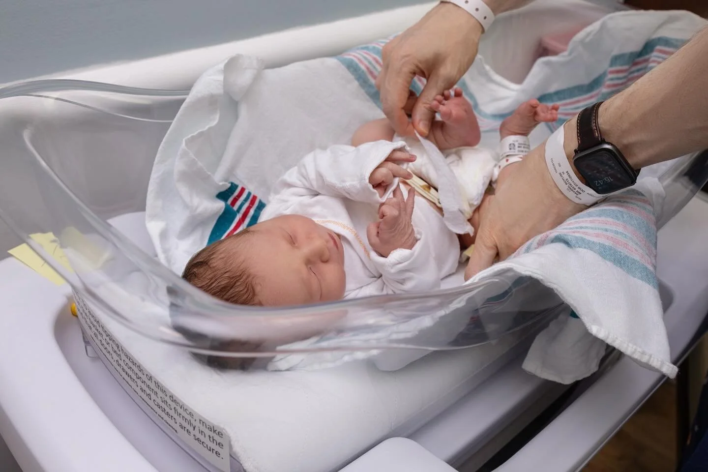 You deserve support. A doula guides, comforts, explains, and protects your space. 🩵
We&rsquo;re a New York-based team of photographers and doulas, capturing your newborn naturally and safely &mdash; like these peaceful first moments in their crib. 
