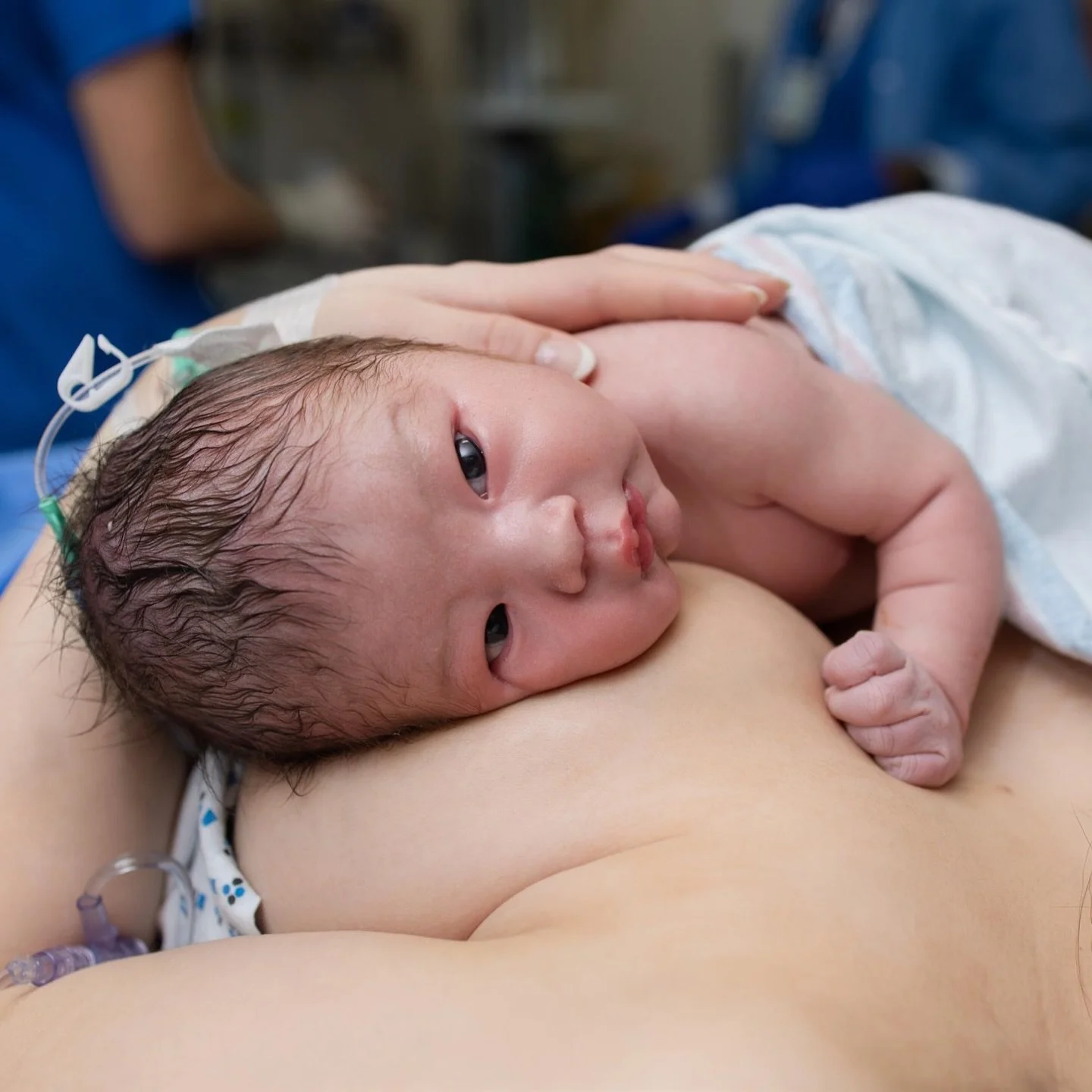 Have you ever noticed that most mothers naturally hold their baby on the left side?

It&rsquo;s not something they&rsquo;re taught.
It&rsquo;s not something they plan.

It just happens.

Subconsciously, moms tend to place their baby closer to the hea