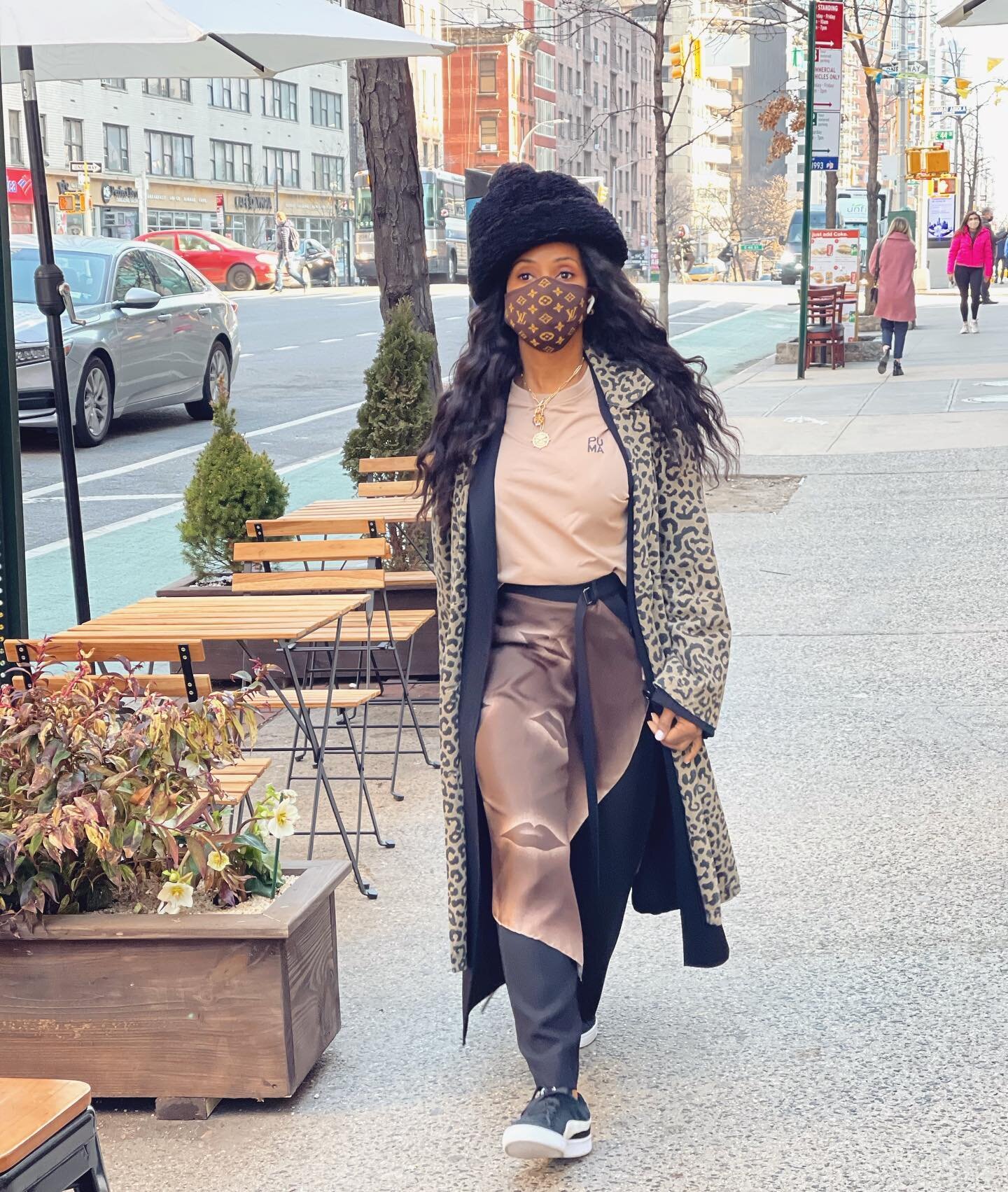 #wowwednesday #stylephile If you love layers, playing with patterns, lounging around in luxury and spicing up your sportswear! 📸 @summerhopechamblin