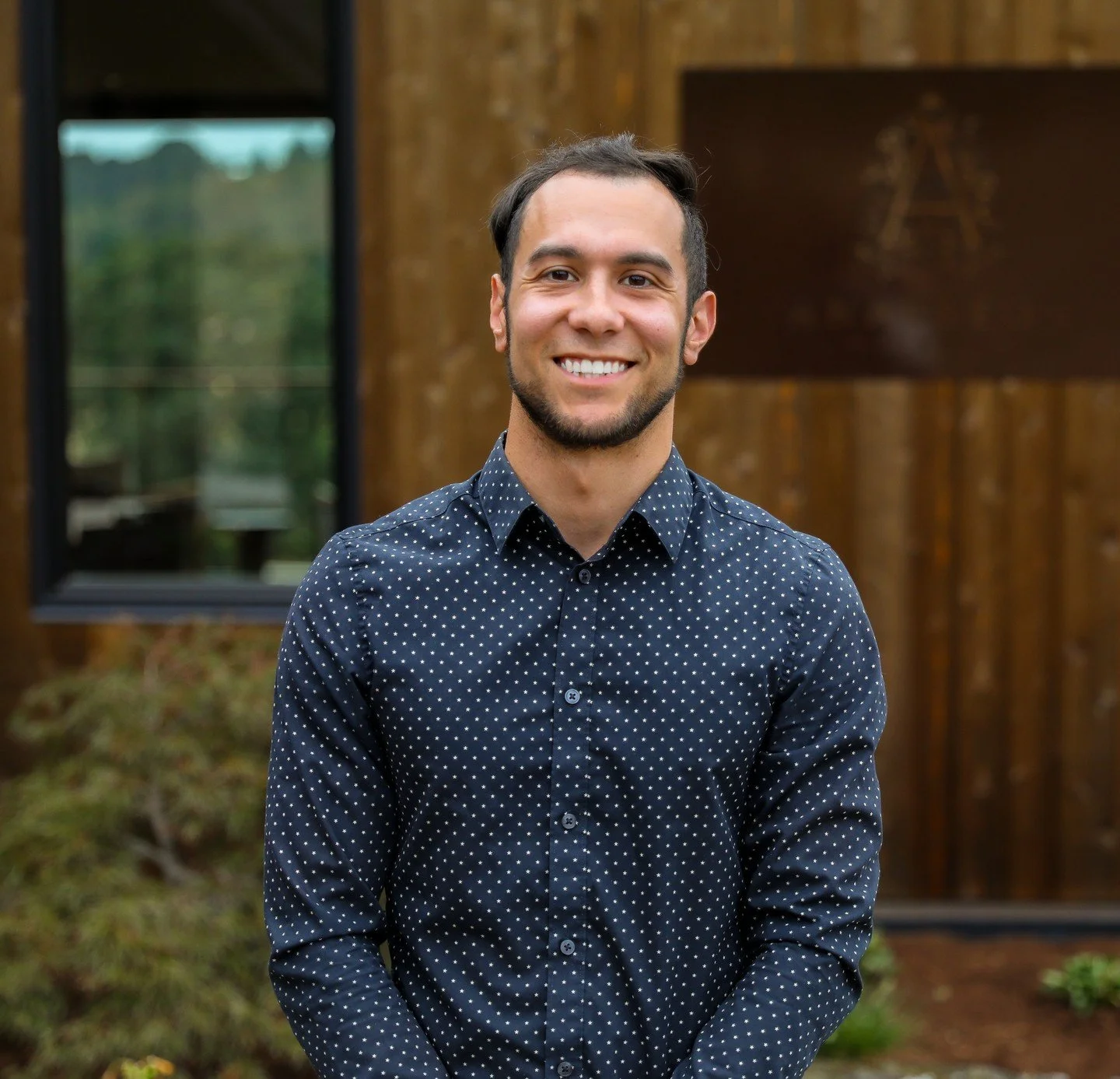 Meet Avery Javier, our Tasting House Lead!🍷
Avery joined the Willamette Valley wine scene in 2021, bringing with him a deep background in viticulture and enology — and hands-on winemaking experience from New York’s Finger Lakes to the