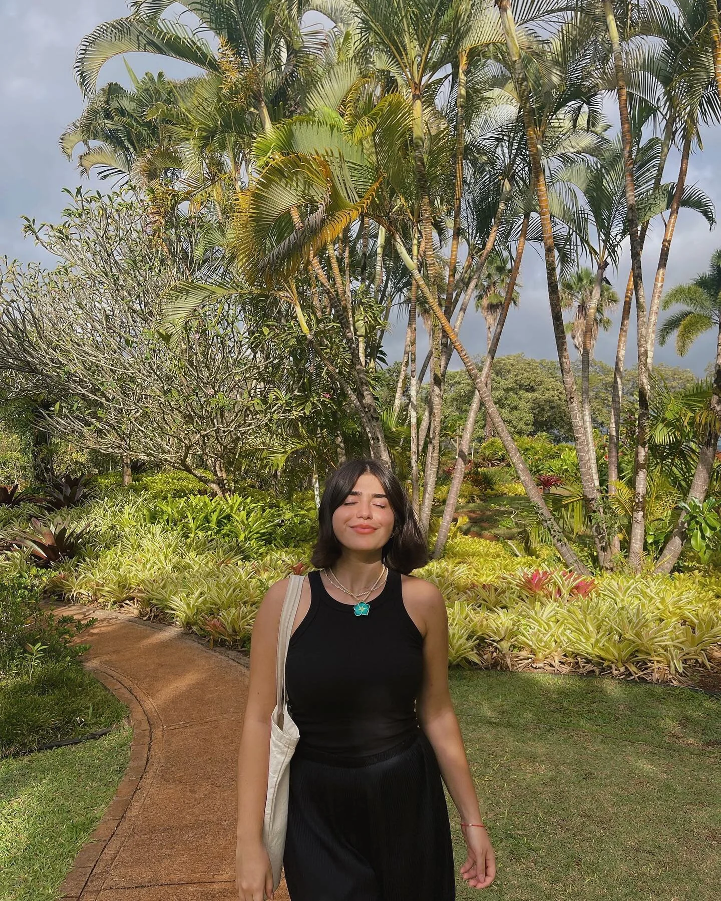 that hawaiian sun hits different (and so do pineapple burgers)