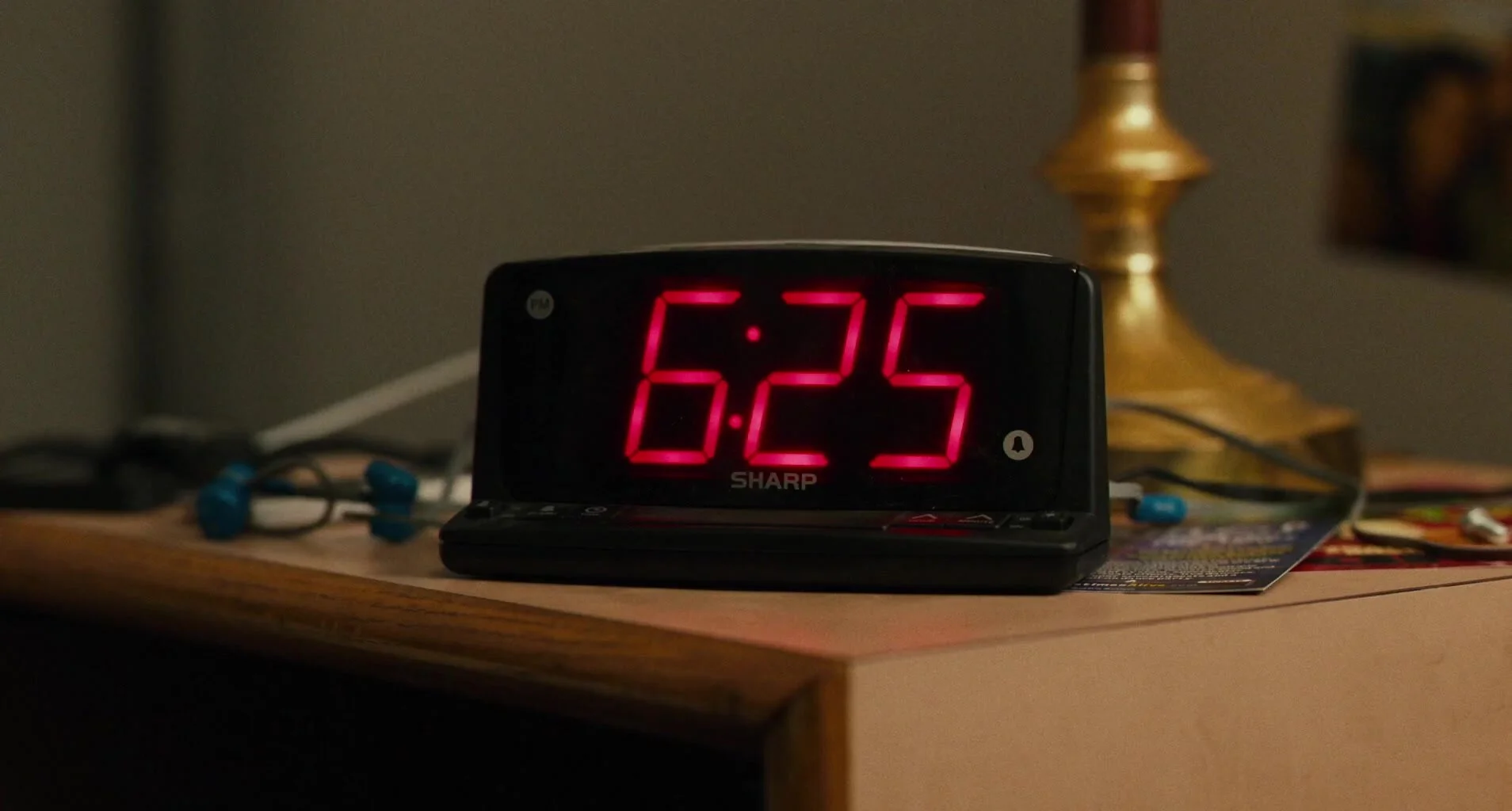 Sharp-Large-Display-Digital-Alarm-Clock-in-Blindspotting-1.jpg