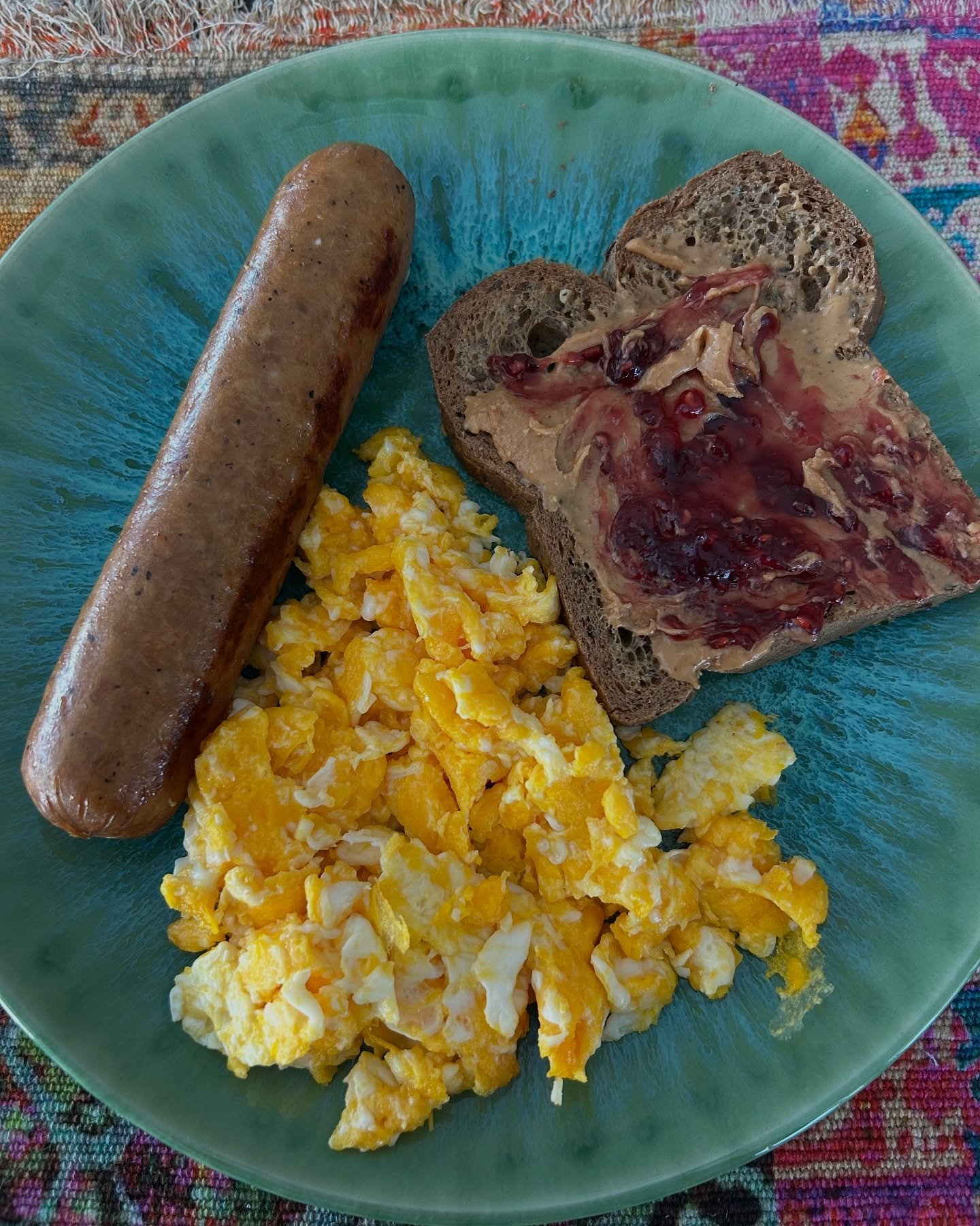 Did you know that starting the day with protein helps with blood sugar balance? 

This is helpful for energy levels, feeling satiated, and thinking more clearly!

Here are 3 different options that include 25-35 grams of protein.

2 eggs, @applegate c