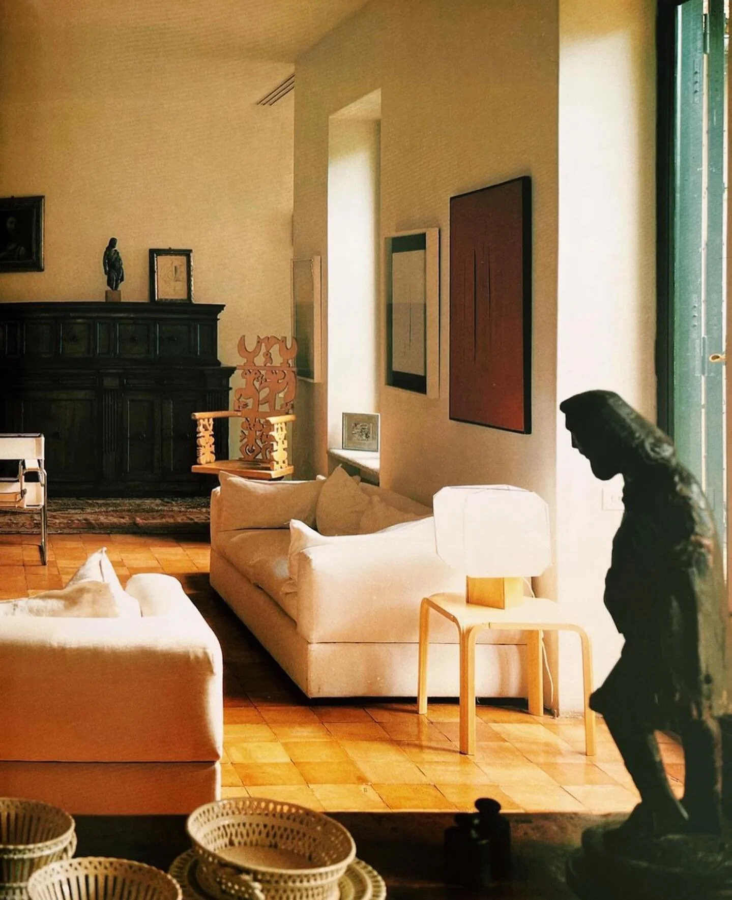 The Rome home of an art collector via @domicile.file