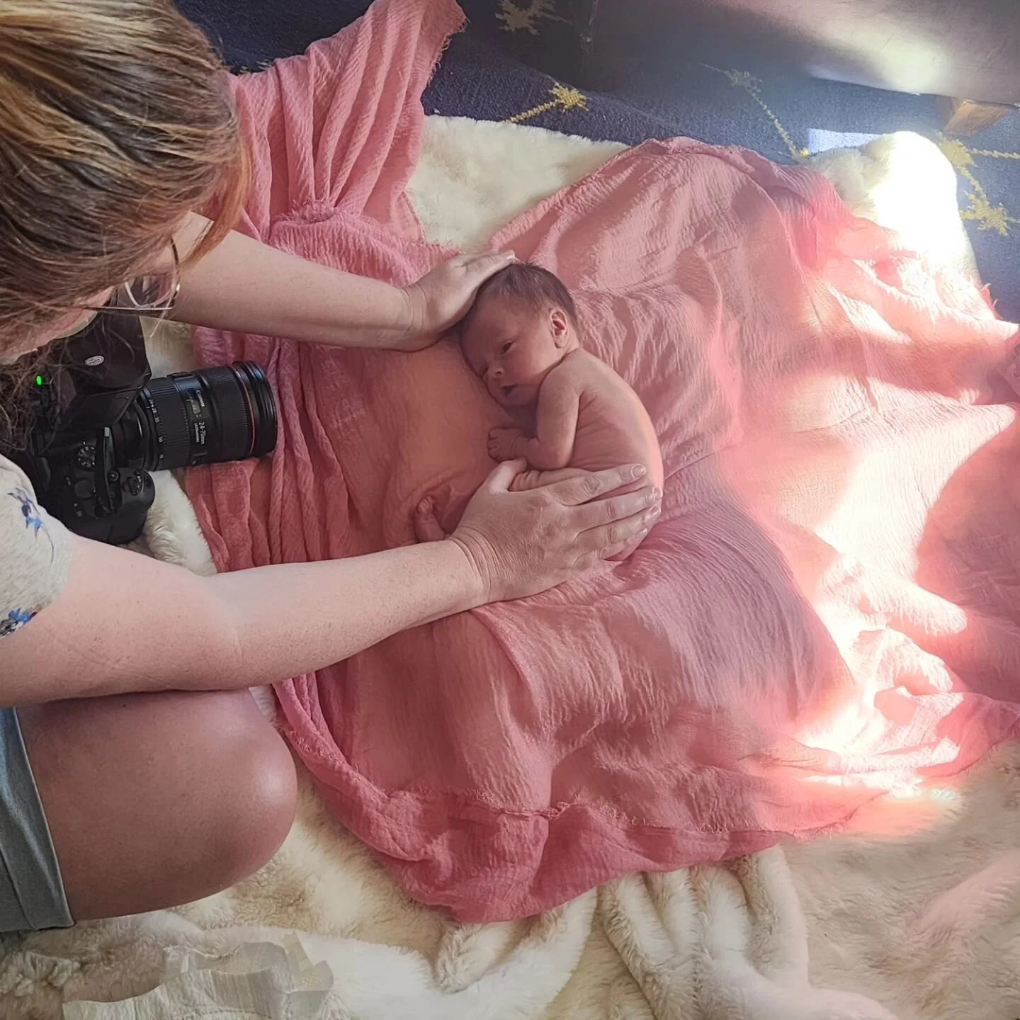 A little #behindthescenes with @thedoulaphotographer at a Newborn Lifestyle Photo Session. 

How cute is this little peanut? 😍 

#thededicateddoulateam #birthphotographer #birthphotography
