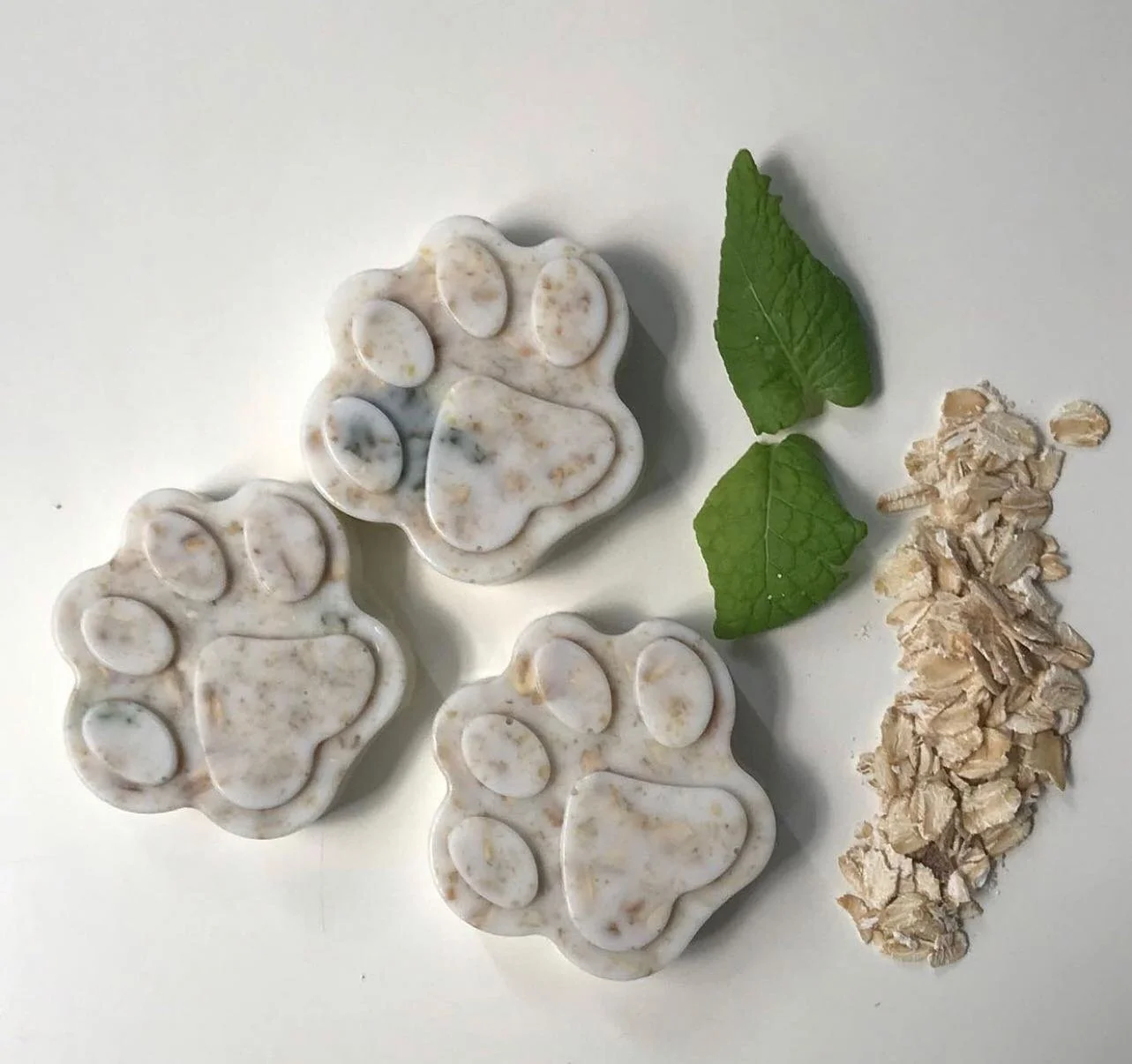 Eucalyptus Peppermint Paw Shampoo Bar 🐾 

Ingredients: 

Shea butter (Vitellaria paradoxa )

Castor (ricinus communism)

Organic Oatmeal ( Avena sativa )

Diluted Eucalyptus Essential ( Eucalipto Diluido Esencial)

Available for Purchase NOW! Click 