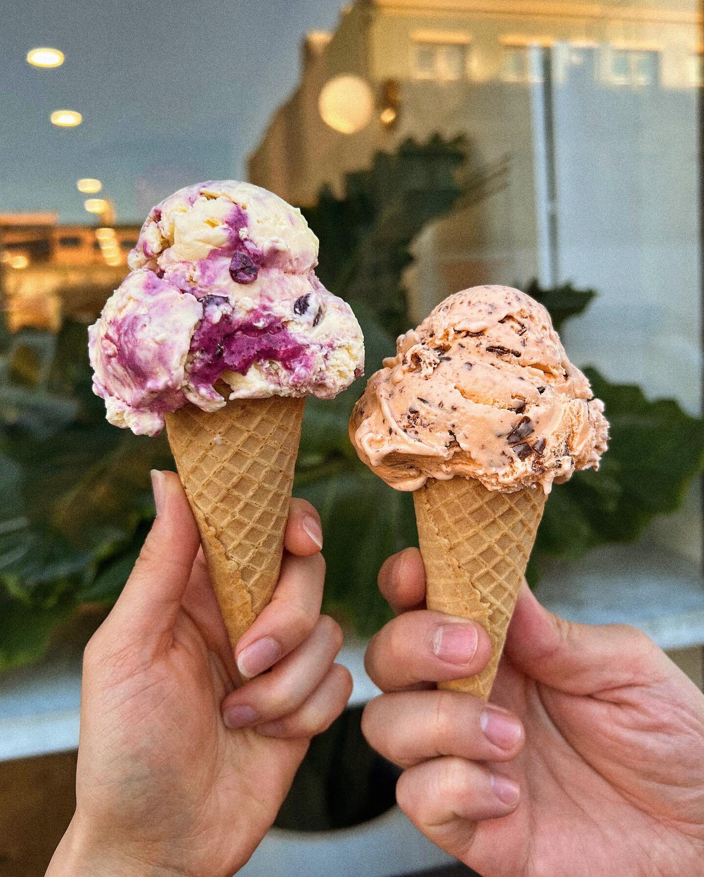 Happy Friday&rsquo;s Eve 💜 Brighten up your day with one of our brand new seasonal flavors! We have Lemon Blueberry Swirl (left) and Orange Dream (right) 🍋🍊See you guys soon :)
.
.
.
.
.
.
.
.
.
.
.
.
.
.
.
#lanasoakland #icecream #spring #explore