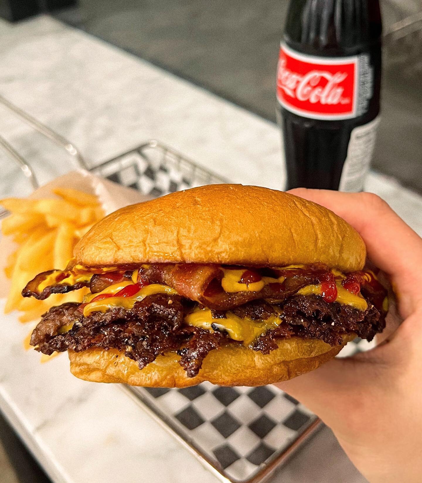 What&rsquo;s for dinner? Swing by for burgers, fries and a refreshing @cocacola 🔥 We&rsquo;re also on Uber Eats and Caviar for delivery!
.
.
.
.
.
.
.
.
.
.
.
.
.
.
.
#bayareafood #oakland #lanasoakland #eats #foodstagram #delicious #burger #support