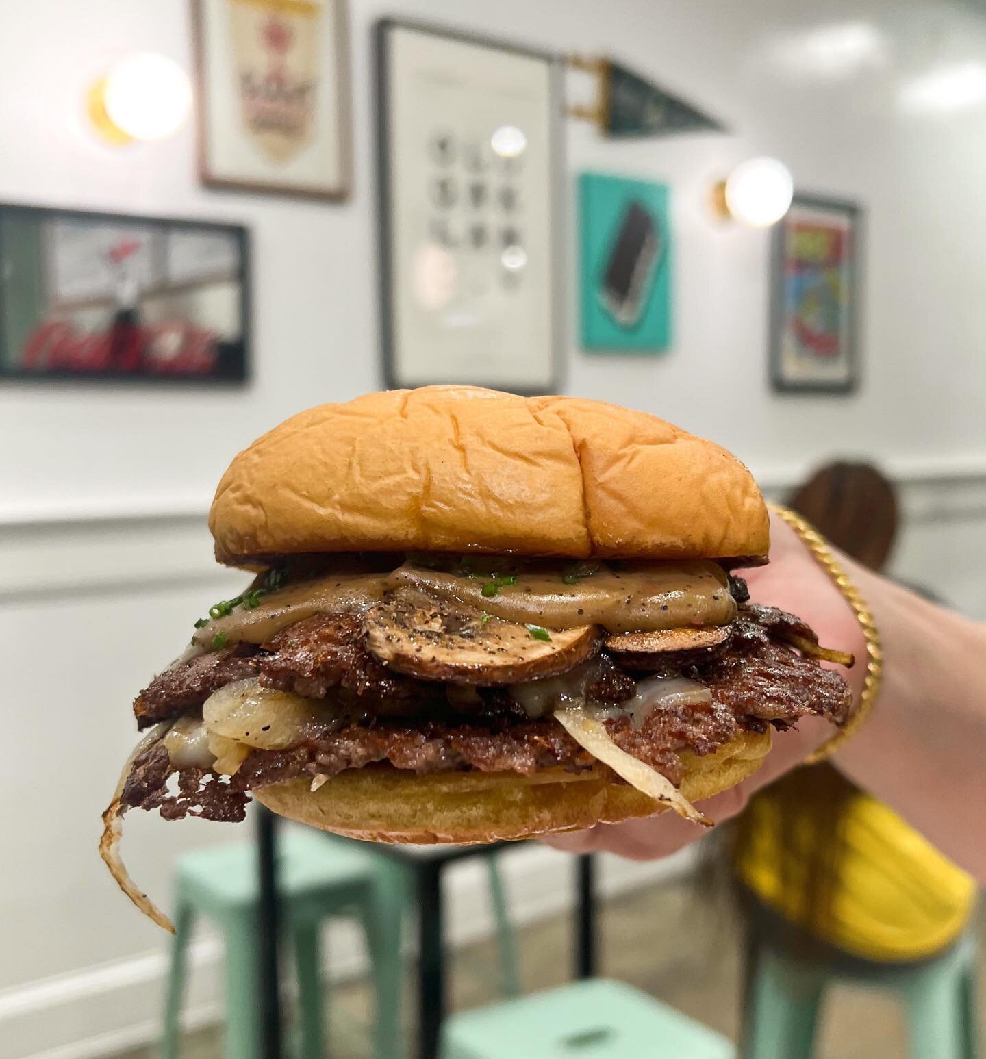 🍔We&rsquo;re excited to introduce our latest special: the Mushroom Swiss Gravy Smashburger! Double grass-fed beef patties, swiss cheese, grilled onions, cremini mushrooms, housemade gravy, and a sprinkle of chives. A limited-time delight available u