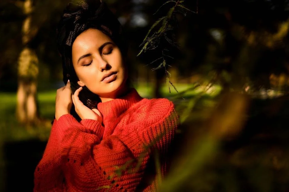 Femme hypersensible adulte retrouvant équilibre émotionnel