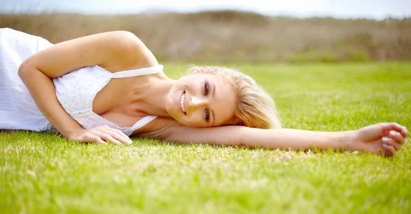 Femme hypersensible adulte confiante et alignée après accompagnement