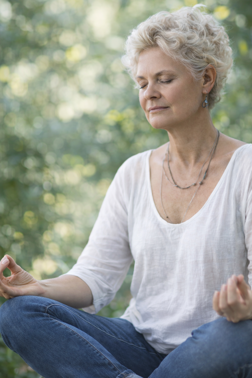 Femme hypersensible adulte pratiquant la régulation émotionnelle et l’apaisement du système nerveux