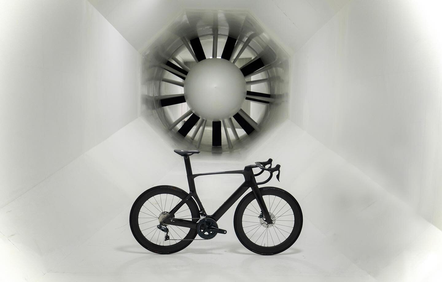 Something a little different from the usual. Was really stoked to be part of the launch for the all-new @bikeonscott Foil RC. Definitely a change in scenery shooting in a wind tunnel! 💨 

#roadbiking #roadcycling #cyclinglife #cycling #roadbike